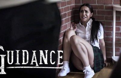 Запуганная маленькая девочка была сурово обращена отчимом.