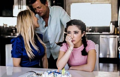 Родители принимают меры, чтобы обучить свою дочь интимной сфере и обслуживанию партнера.