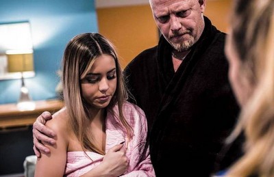 Задумчивый отец наказывает развратную девушку, наслаждаясь ее привлекательностью.