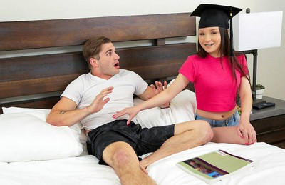 В спальне кровать двигается из-за интимной близости брата и сестры.