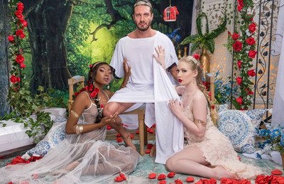 В результате прихода к власти молодой императрицы в королевских палатах начались необычные оргии.