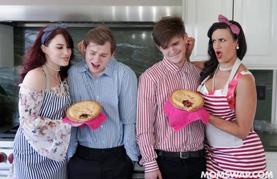 Мамы испекли пироги и ватрушки своим сыновьям и предложили им полизать.