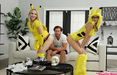 Девушки из магазина сотовой связи проявляют непристойные намерения.