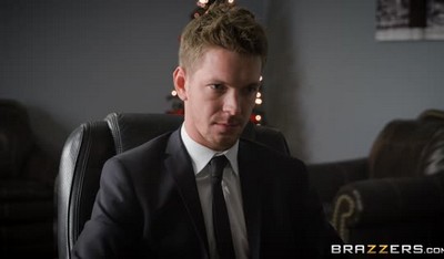 Сильный работник страстно удовлетворяет сексуальную блондинку.