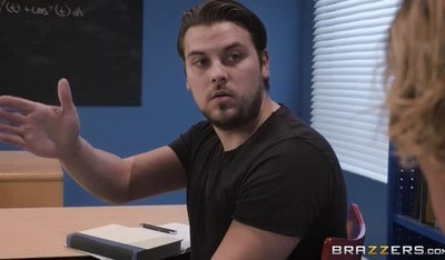 Красавец-студент не смог удержаться и пошел за мечтой замутить секс с математичкой.