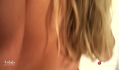 Молодые женщины участвуют в групповом порно-кастинге, получив приглашения через электронную почту.