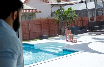 Молодая женщина рядом с бассейном проявляла явное сексуальное желание.