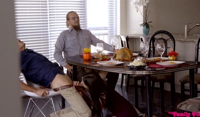 Обе сестрички желают интимной близости с двоюродным братом.