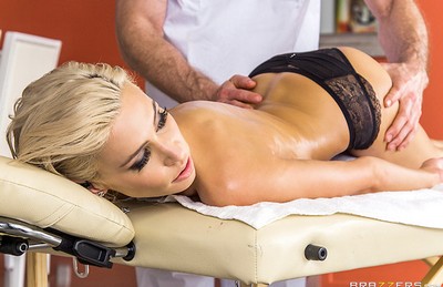 Привлекательная татуированная массажистка проводит интимную встречу с привлекательным партнером и нежно ласкает его.