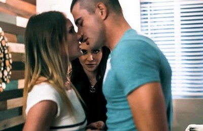 Нэтан Бронсон решил разнообразить свои отношения со своей девушкой и пригласил к ним для секса еще одну девушку.