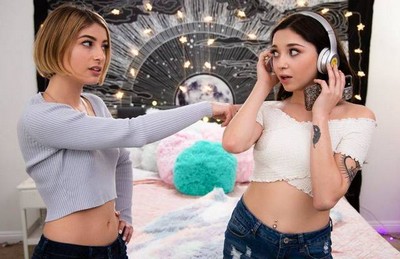 Две сестры наслаждаются близостью друг друга, обмениваясь сексуальным опытом.