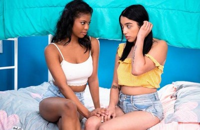 Две студентки в общежитии открывают новые сексуальные возможности.