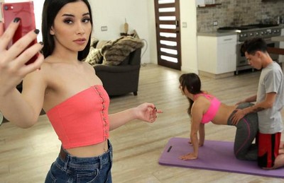 Мама и сестра парня решили устроить тройничок на диване.