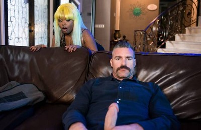 Молодая женщина заметила, что муж соседки занимается непозволительными вещами, и решила помочь ему уйти на сторону.