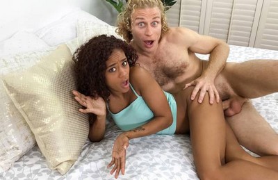 Молодой человек занимается интимными делами с младшей сестрой, которая имеет мулатское происхождение, в своей спальне и достигает оргазма.