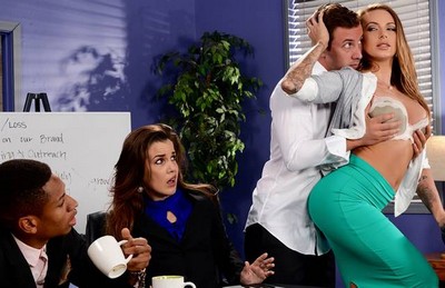 Онлайн-видео: офисные работницы готов на все.